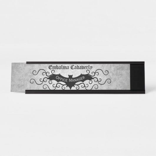 渦巻きビクトリアン型の装飾を持つゴシックこうもり デスクネームプレート (正面)