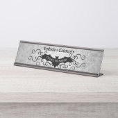 渦巻きビクトリアン型の装飾を持つゴシックこうもり デスクネームプレート (正面)