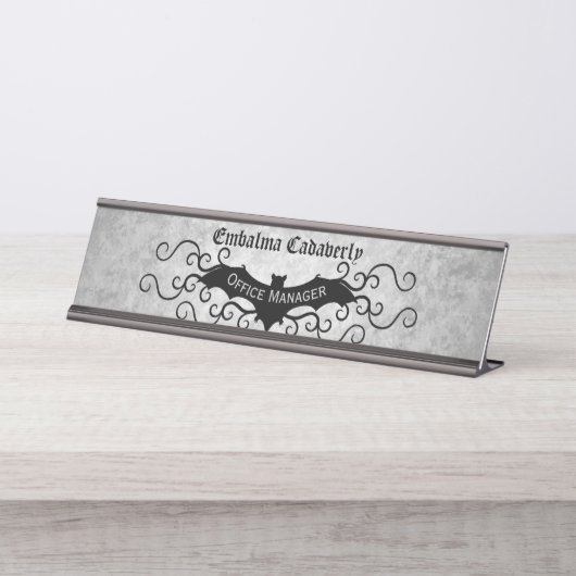 渦巻きビクトリアン型の装飾を持つゴシックこうもり デスクネームプレート (正面)