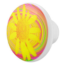 渦巻き上の黄色のひまわりサイケデリック花