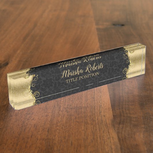渦巻き状の黒と金ゴールドのダマスク デスクネームプレート (側面)