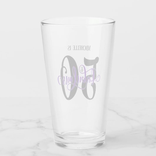 渦巻き紫50と名前付き素晴らしい誕生日 タンブラーグラス (裏面)