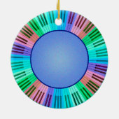 渦巻くクレフ、音符記号およびカラフルなキーボードの円 セラミックオーナメント (裏面)