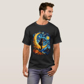 渦巻く夜の月光に照らされた猫 Tシャツ (正面フル)