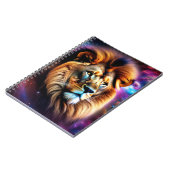 渦巻く銀河系の間にライオンのカラフル頭 ノートブック (左側)