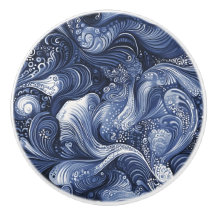 渦巻く青と白の抽象芸術