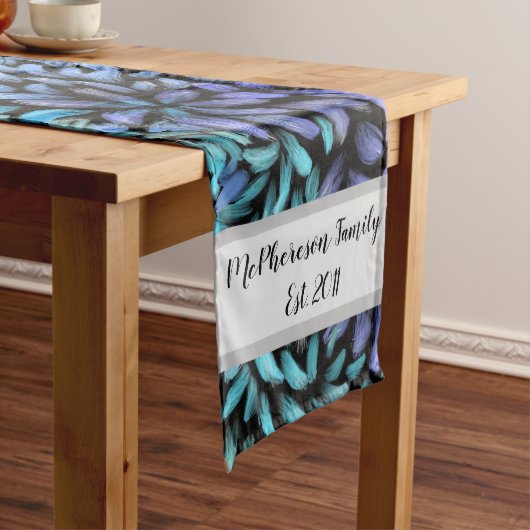 渦巻パーソナライズされたきティール（緑がかった色）と青花びら ミディアムテーブルランナー (インサイチュ)