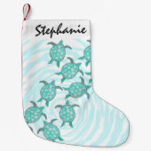 渦巻形のの水彩画のティール（緑がかった色）のウミガメは縞で飾ります スモールクリスマスストッキング (正面)