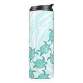 渦巻形のの水彩画のティール(緑がかった色)のウミガメは縞で飾ります タンブラー (回転左)