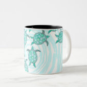 渦巻形のの水彩画のティール(緑がかった色)のウミガメは縞で飾ります ツートーンマグカップ (正面右)