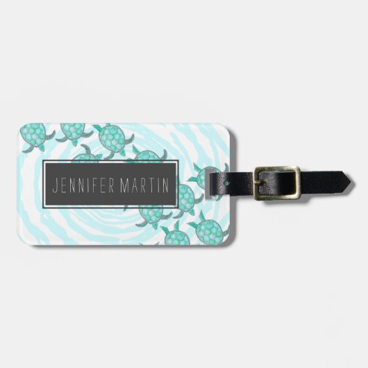 渦巻形のの水彩画のティール（緑がかった色）のウミガメは縞で飾ります ラゲッジタグ (正面横)