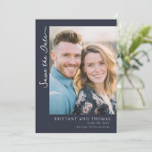 温かいネイビーのミニマル写真 セーブザデート (スタンド正面)