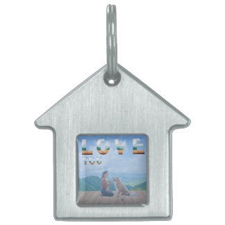 温かい光景。女性が愛情を込めて犬を見つめ、言葉にしなくてもお互いの間に信頼と愛情が通じている。女性は ペットネームタグ