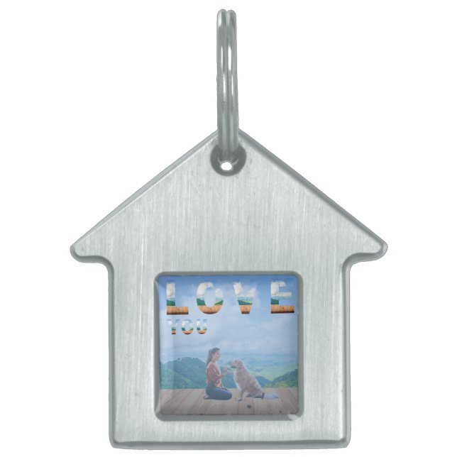 温かい光景。女性が愛情を込めて犬を見つめ、言葉にしなくてもお互いの間に信頼と愛情が通じている。女性は ペットネームタグ (正面)