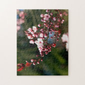 温かい夏の光に映えるピンクの花 ジグソーパズル (縦)