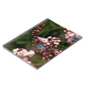 温かい夏の光に映えるピンクの花 ノートブック (左側)