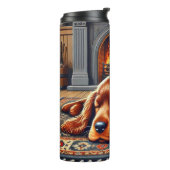 温かい暖炉のそばで眠るアイリッシュセッターの子犬 タンブラー (回転左)