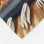 温かい暖炉のそばで眠るアイリッシュセッターの子犬 フリースブランケット (角)