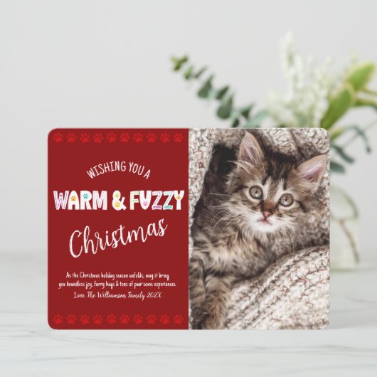 温かくファジーなペットクリスマスフォトタイポグラフィレッド シーズンカード (スタンド正面)