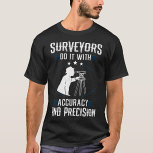 測量士は正確さと精度を持って土地を測量する Tシャツ