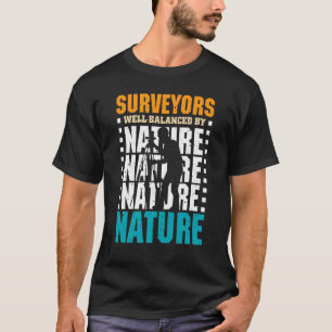 測量士バランスが良い自然土地測量士 Tシャツ