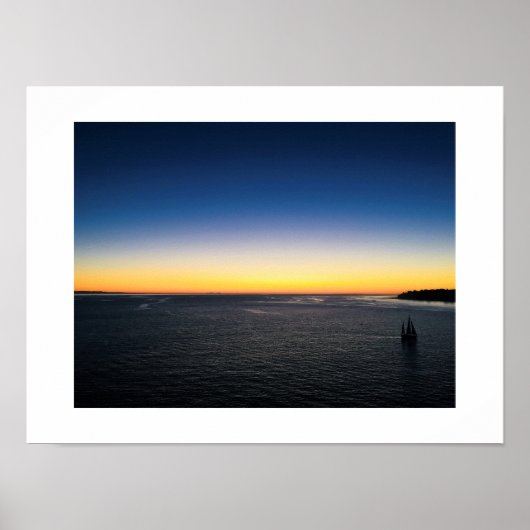 港からのセーリング夕日のカラー写真 ポスター (正面)