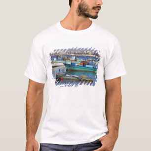 港のカラフルな漁船 Tシャツ