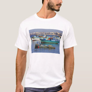 港のカラフルな漁船 Tシャツ