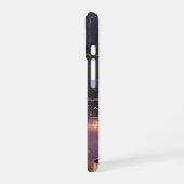 港の上に浮かぶ未来都市の塔 iPhone 16ケース (左側面)
