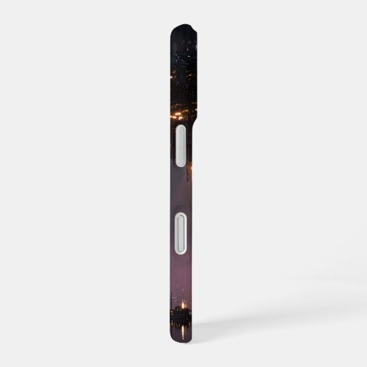 港の上に浮かぶ未来都市の塔 iPhone 16ケース (右側面)