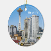 港の向こうにレイニア山があるシアトル・スカイライン セラミックオーナメント (左)