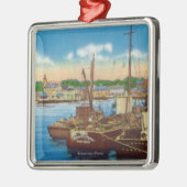 港の漁船の眺め メタルオーナメント (左)