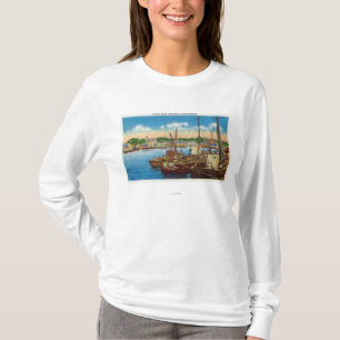 港の漁船の眺め Tシャツ