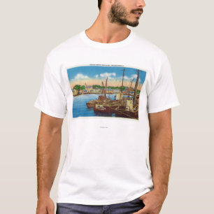 港の漁船の眺め Tシャツ