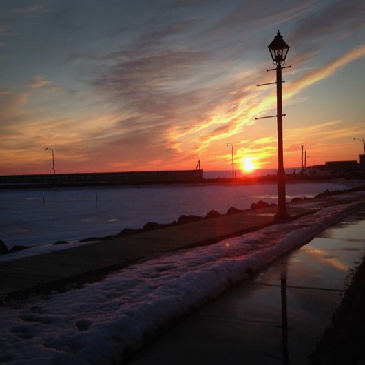 港の近くの日没の壁画写真 ポスター