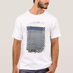港、レイキャビク、アイスランドを去る漁船 Tシャツ