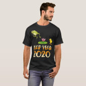 湖おもしろい動物2020年2月29日うるう犬 Tシャツ (正面フル)