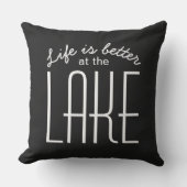湖での生活はもっと素敵 黒白 シックな名言 アウトドアクッション (正面)