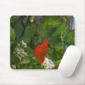 湖でオレンジと黒の蝶 マウスパッド (マウス)