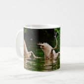 湖でスワンズが3匹浮かぶ コーヒーマグカップ (正面左)