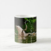 湖でスワンズが3匹浮かぶ コーヒーマグカップ (中央)