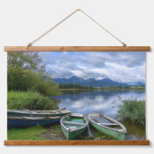 湖でボートを漕ぐ – Allgau 吊り下げ型タペストリー (正面)