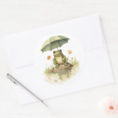 湖で傘をさすかわいいカエル ラウンドシール (封筒)