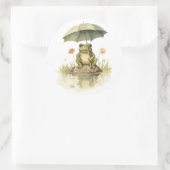 湖で傘をさすかわいいカエル ラウンドシール (バッグ)