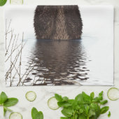 湖で愛らしい笑顔のカワウソ キッチンタオル (折り畳み)