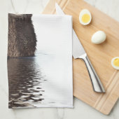 湖で愛らしい笑顔のカワウソ キッチンタオル (四つ折り)