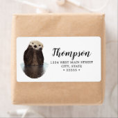 湖で愛らしい笑顔のカワウソ ラベル (インサイチュ)