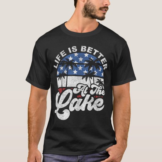 湖で過ごすのが最高 7月4日 アメリカ国旗 Tシャツ (正面)