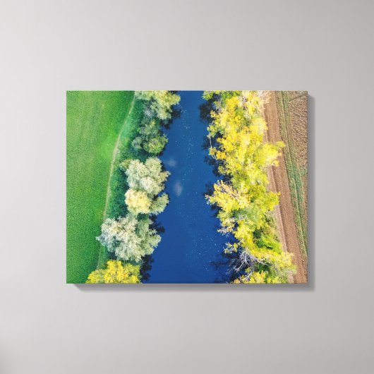 湖と木の秋で風光明媚な空中風景 キャンバスプリント (正面)