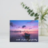 湖と船の平穏な景色　哀悼の意を表す ポストカード (スタンド正面)